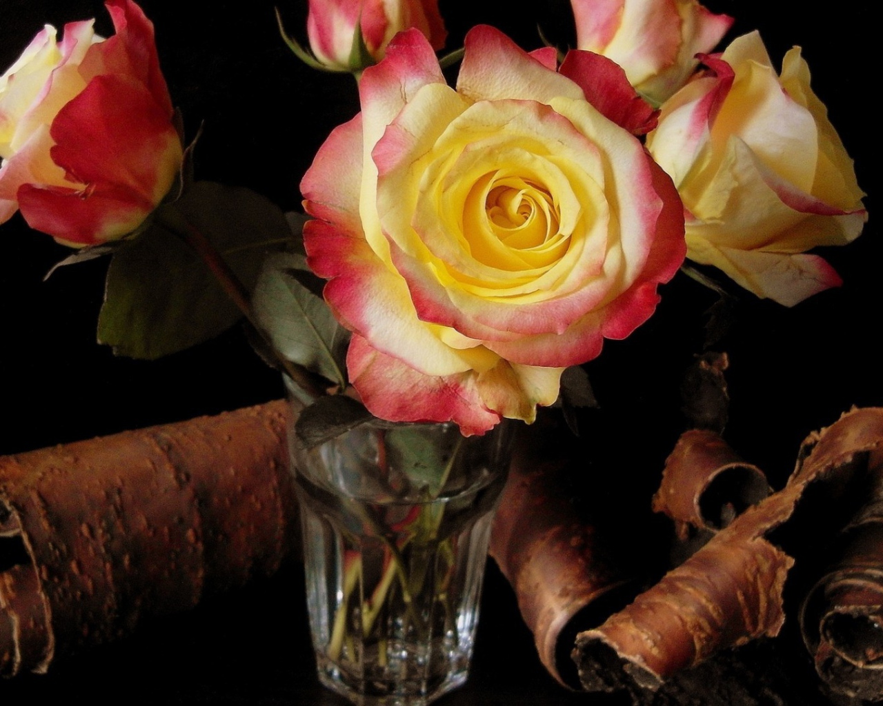 Розы в стакане