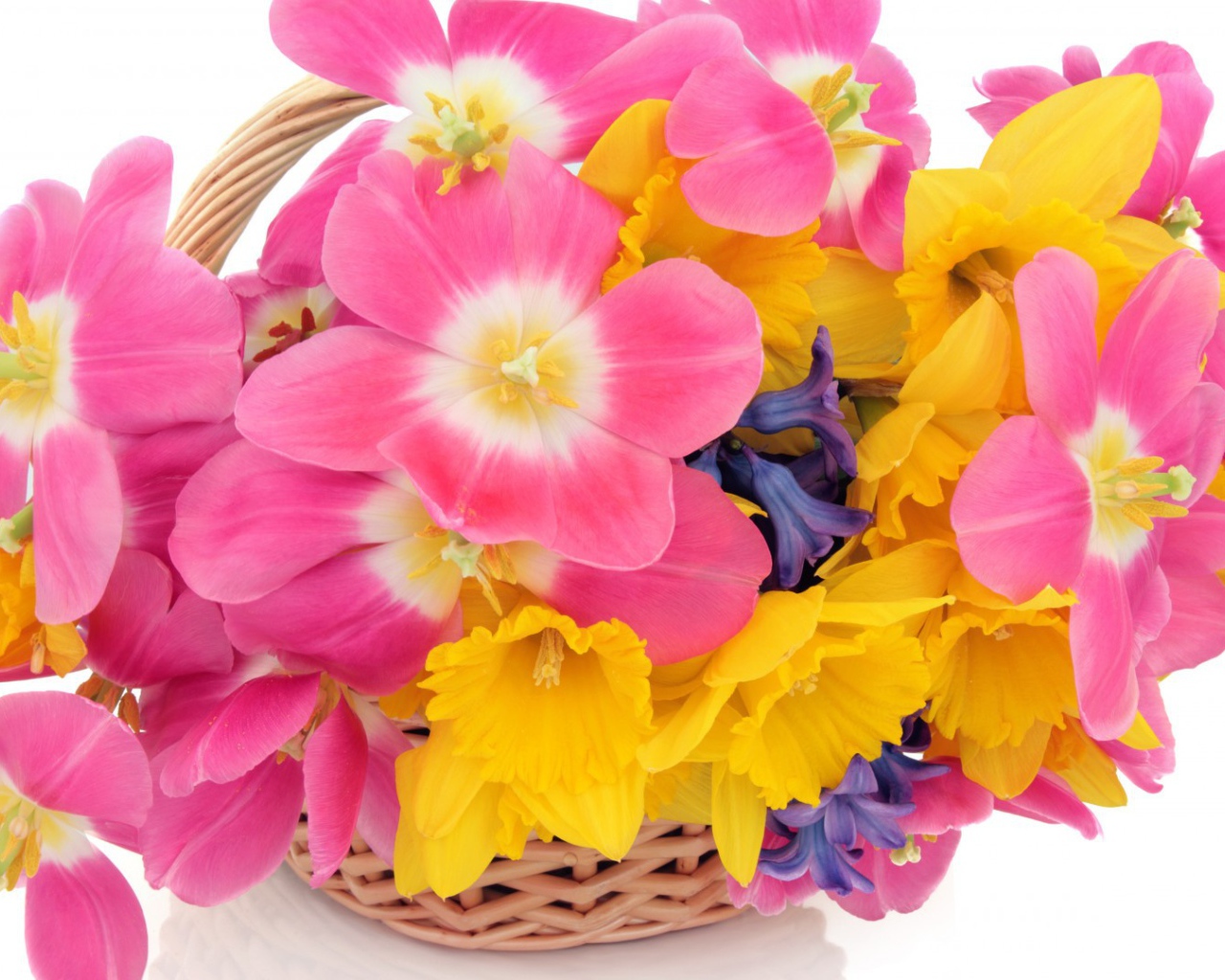 Маленькая корзина цветов