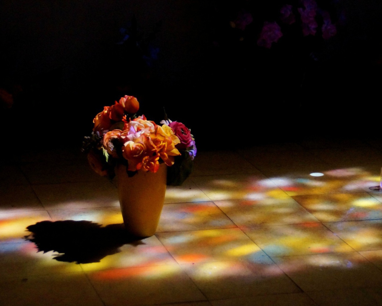 Ваза на полу с осенними цветами