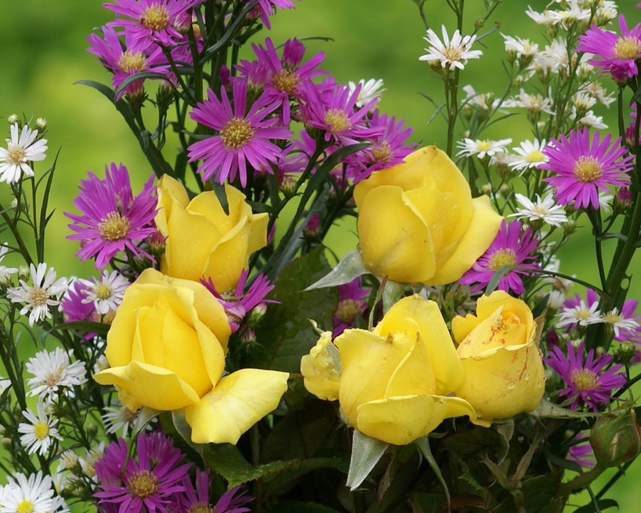 Жёлтые розы и другие цветы в букете