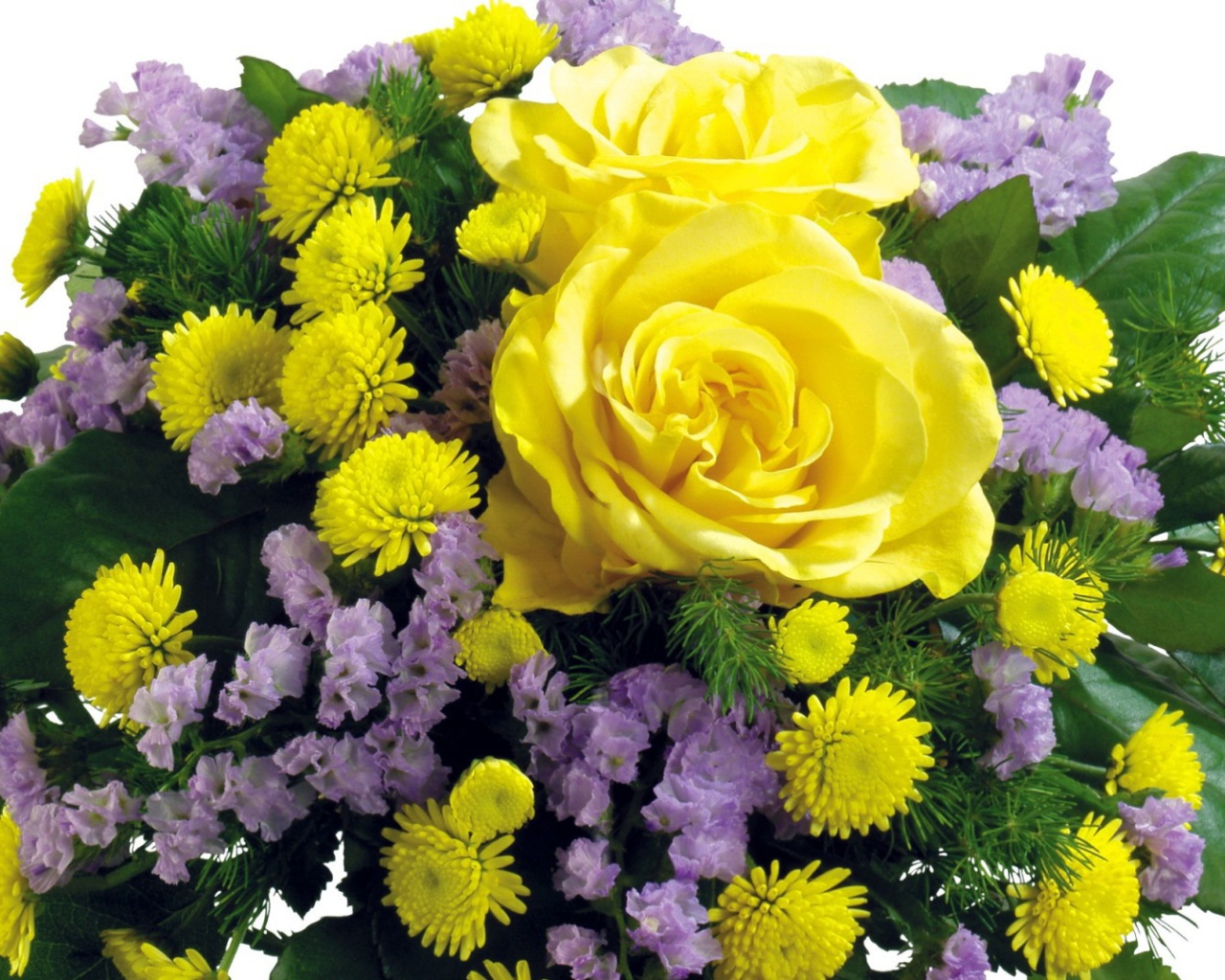 Жёлтые розы в букете с другими цветами