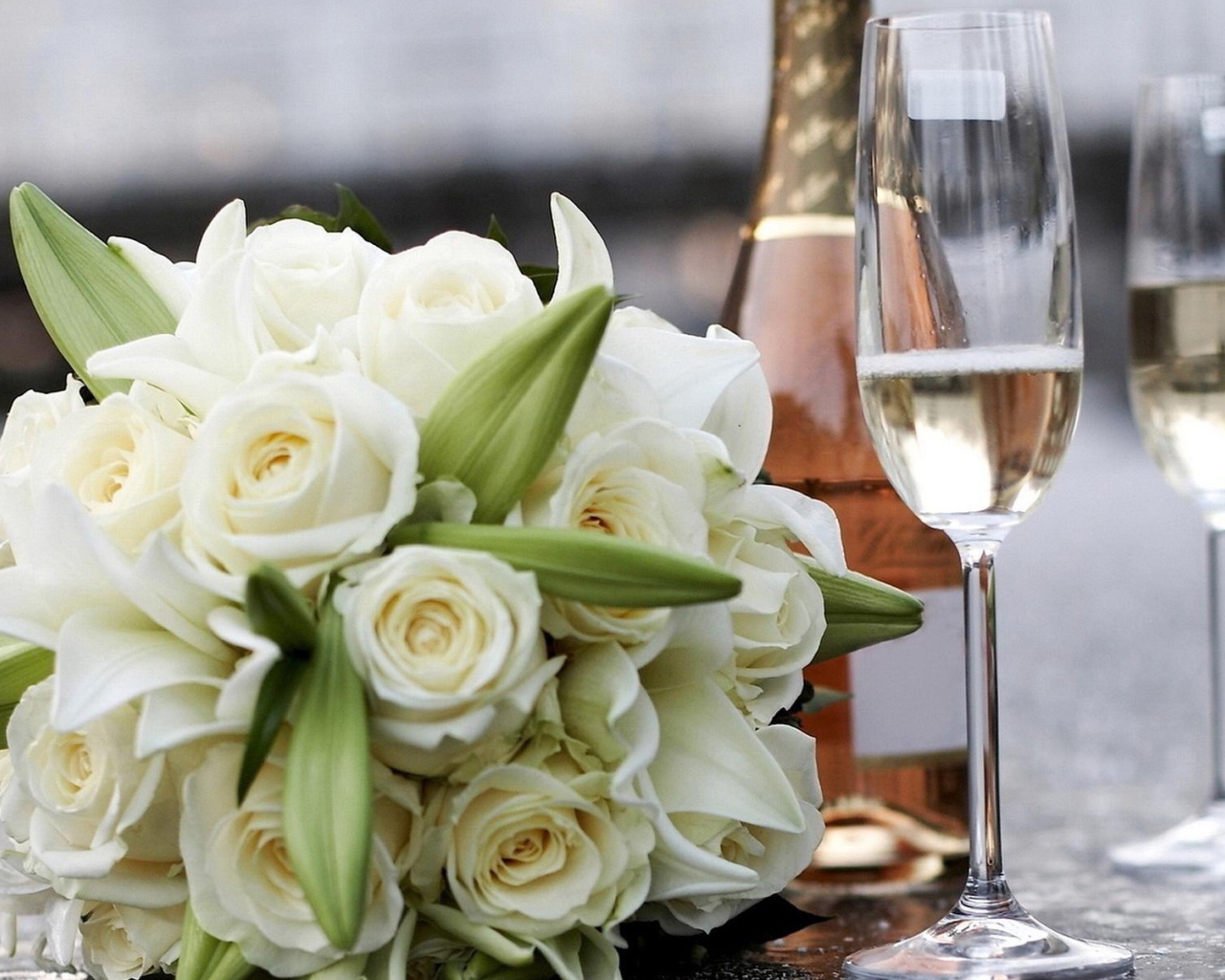 Белые розы и шампанское