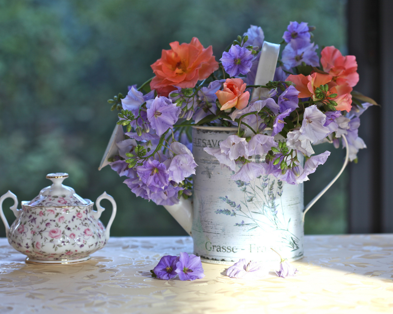 Букет цветов и сахарница