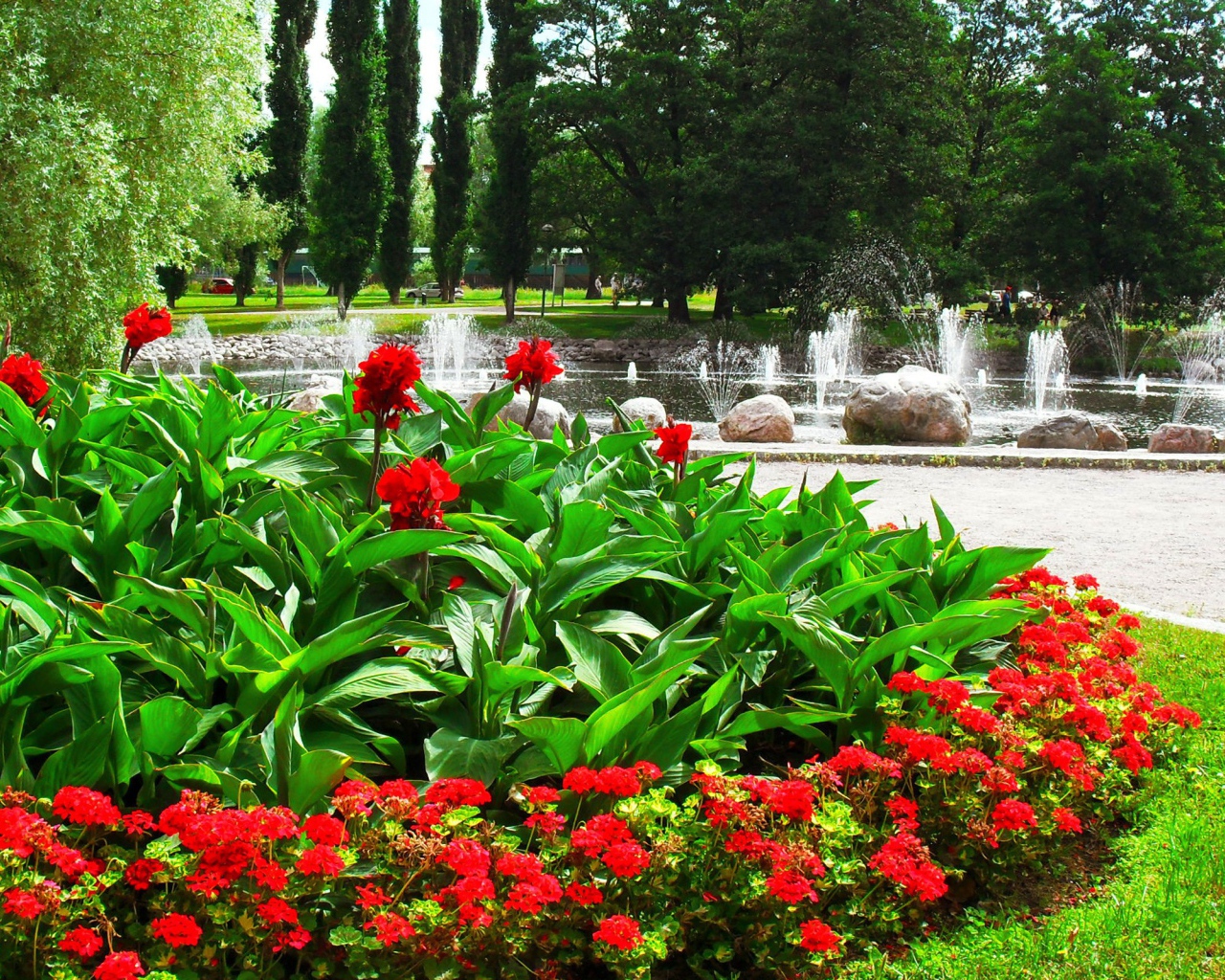 Цветочная клумба у фонтана