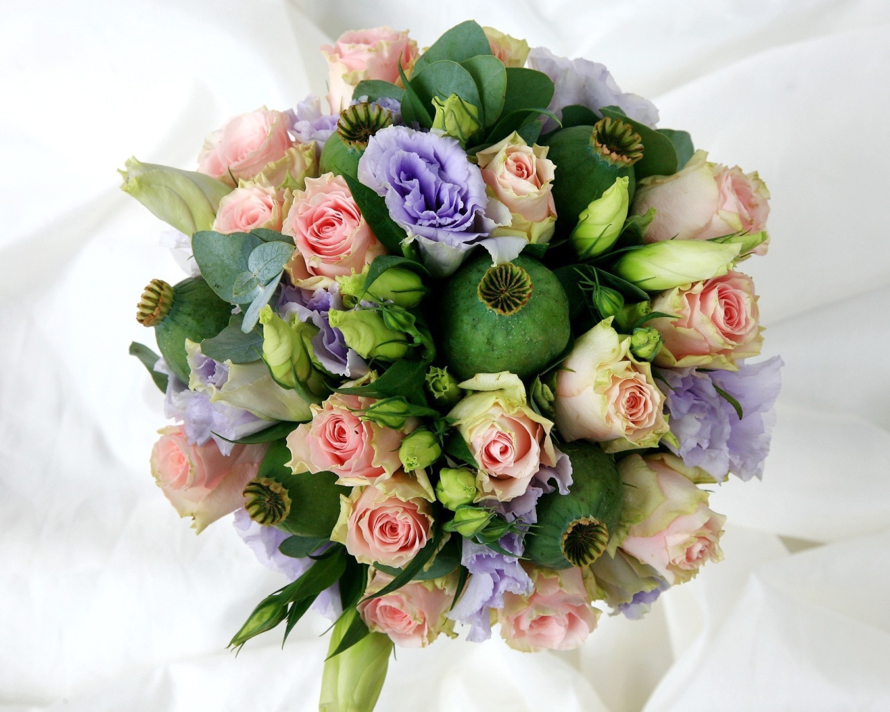 Композиция из роз и мака