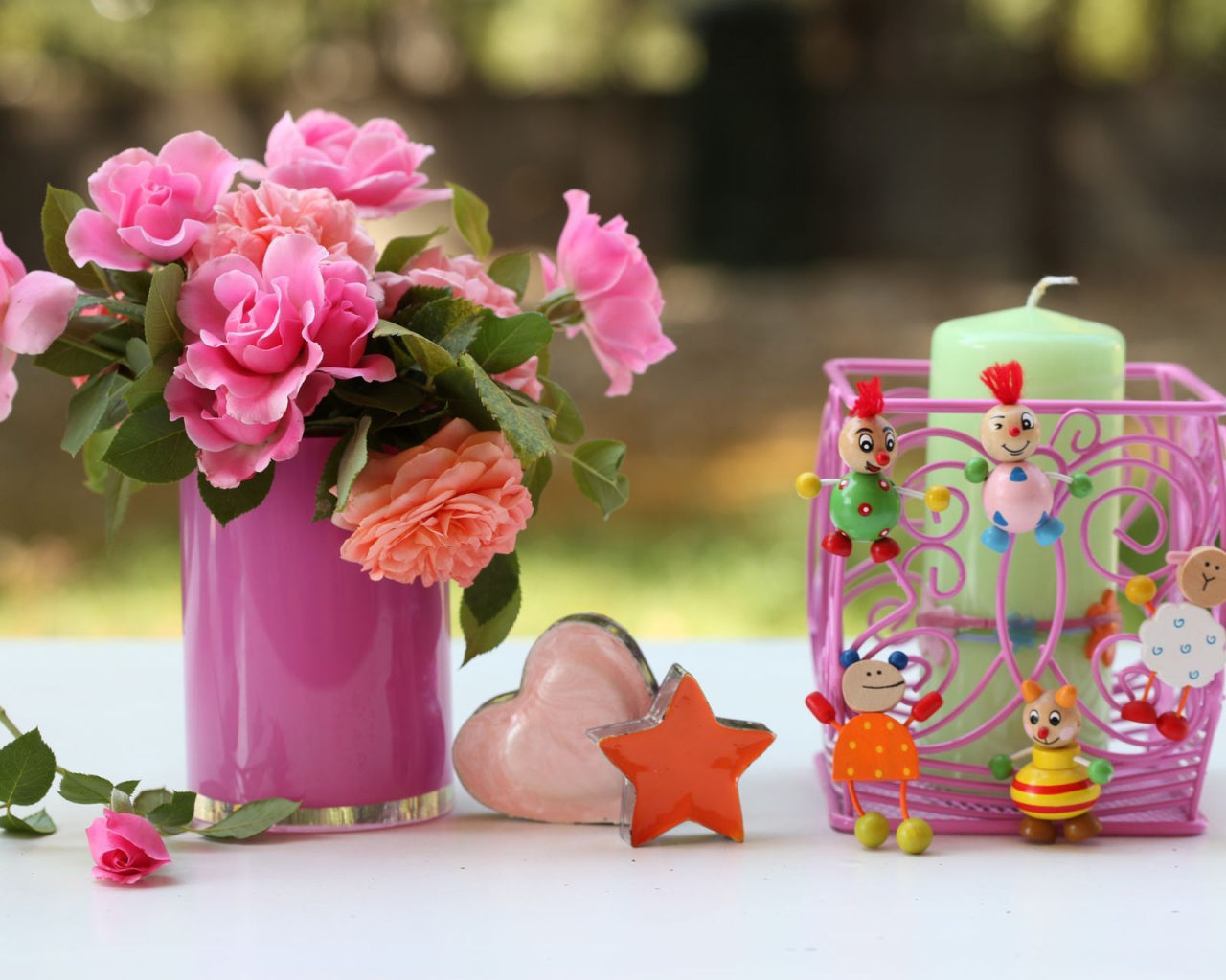 Букет роз и свеча