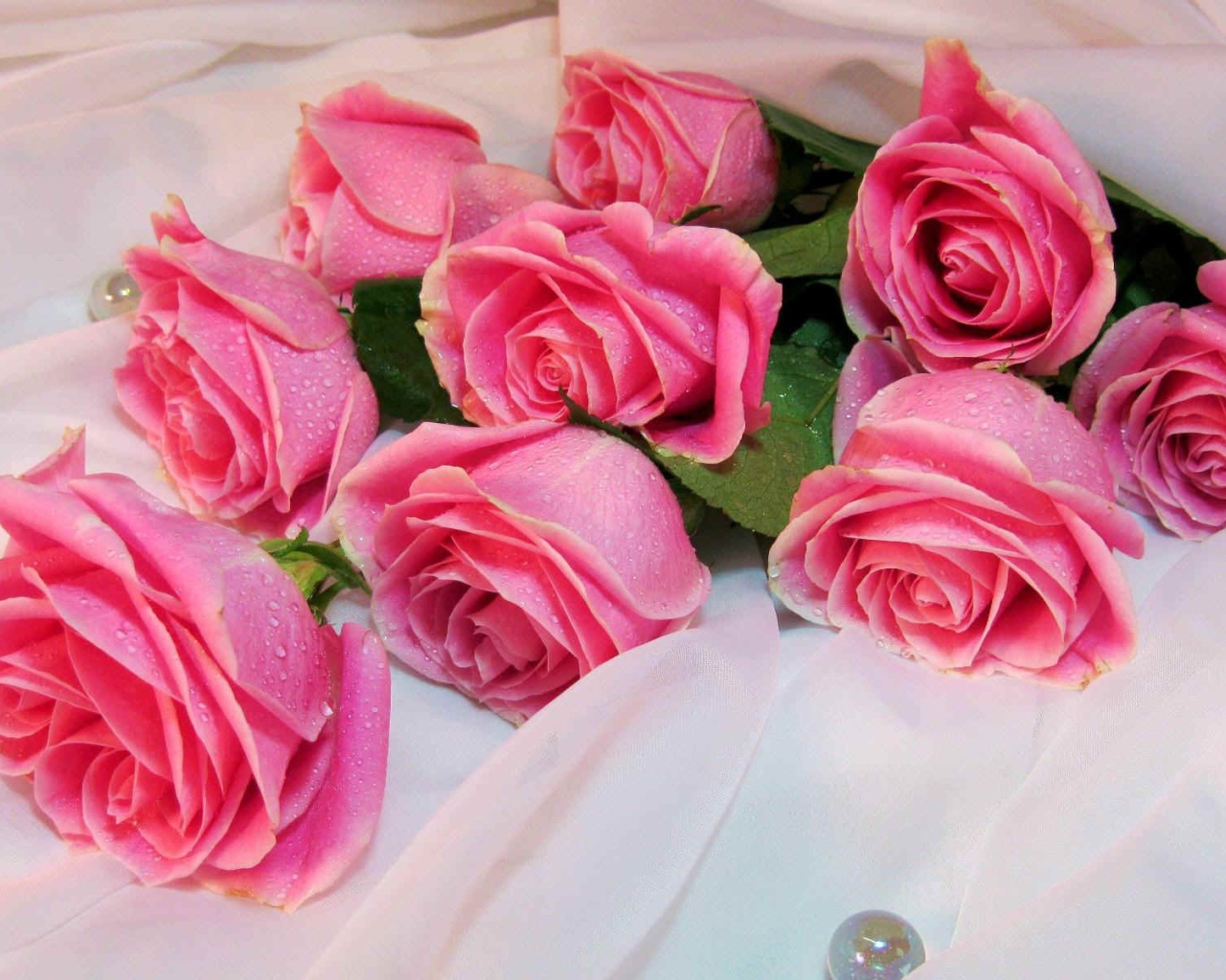 Букет роз на белом одеяле