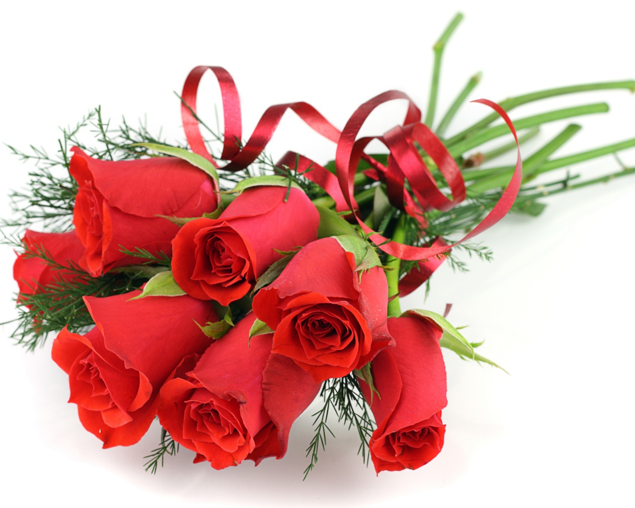 Букет перевязанный красной лентой