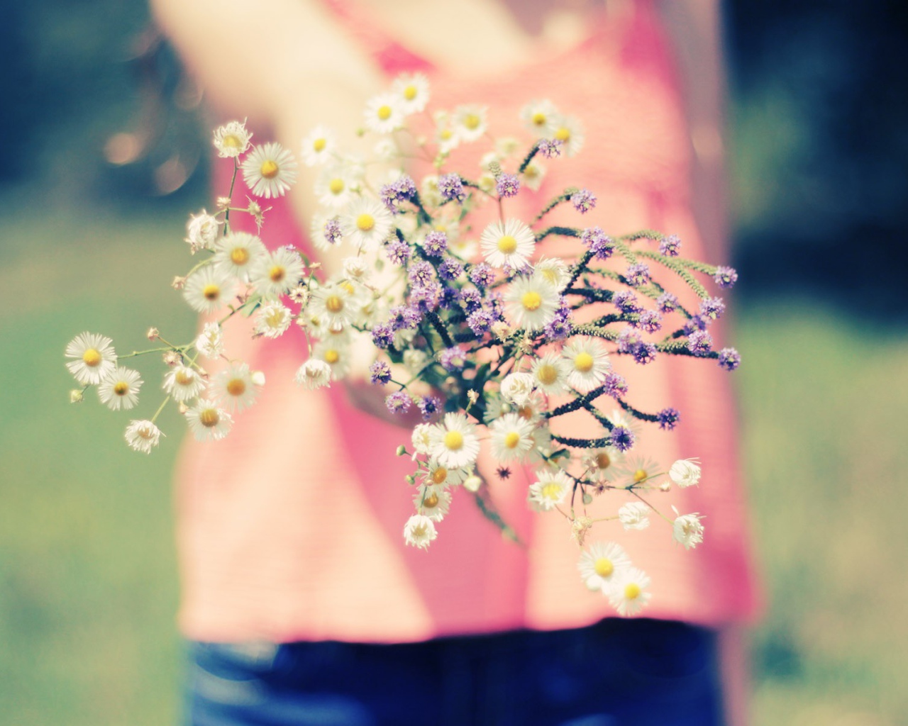 Девочка с букетом цветов