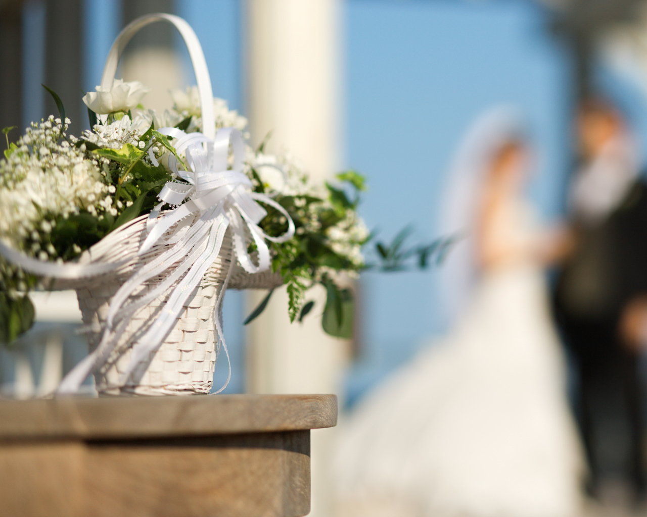 Свадебный букет в белой корзине