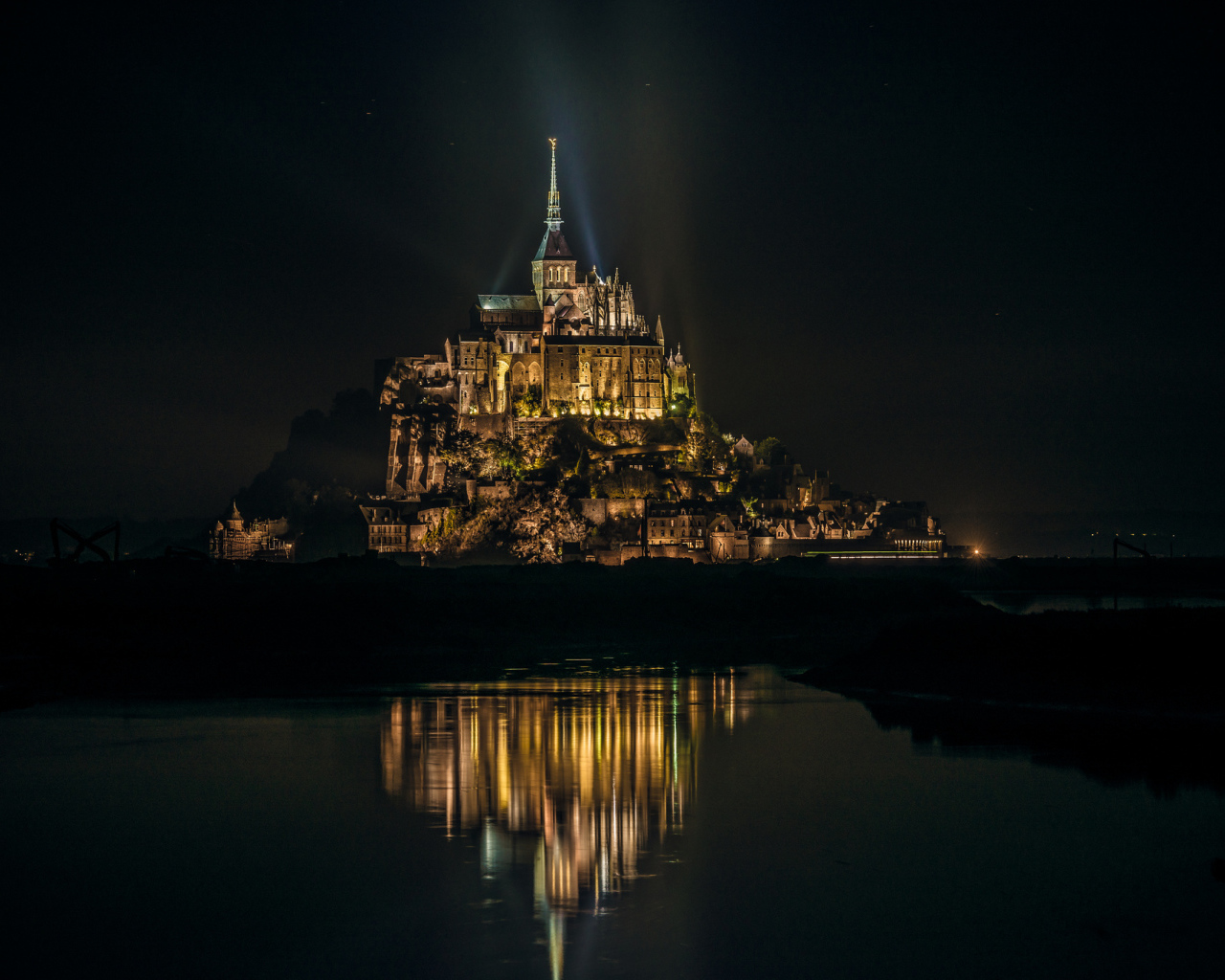 Замок на острове