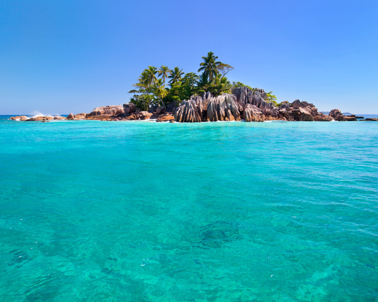 Скалы на острове