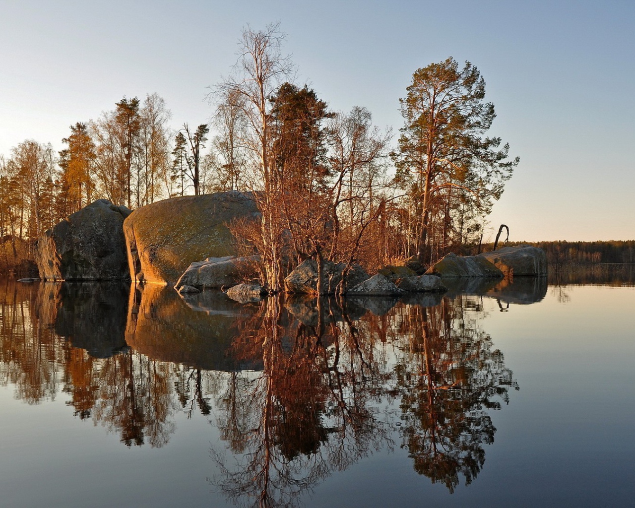 Каменный остров на озере
