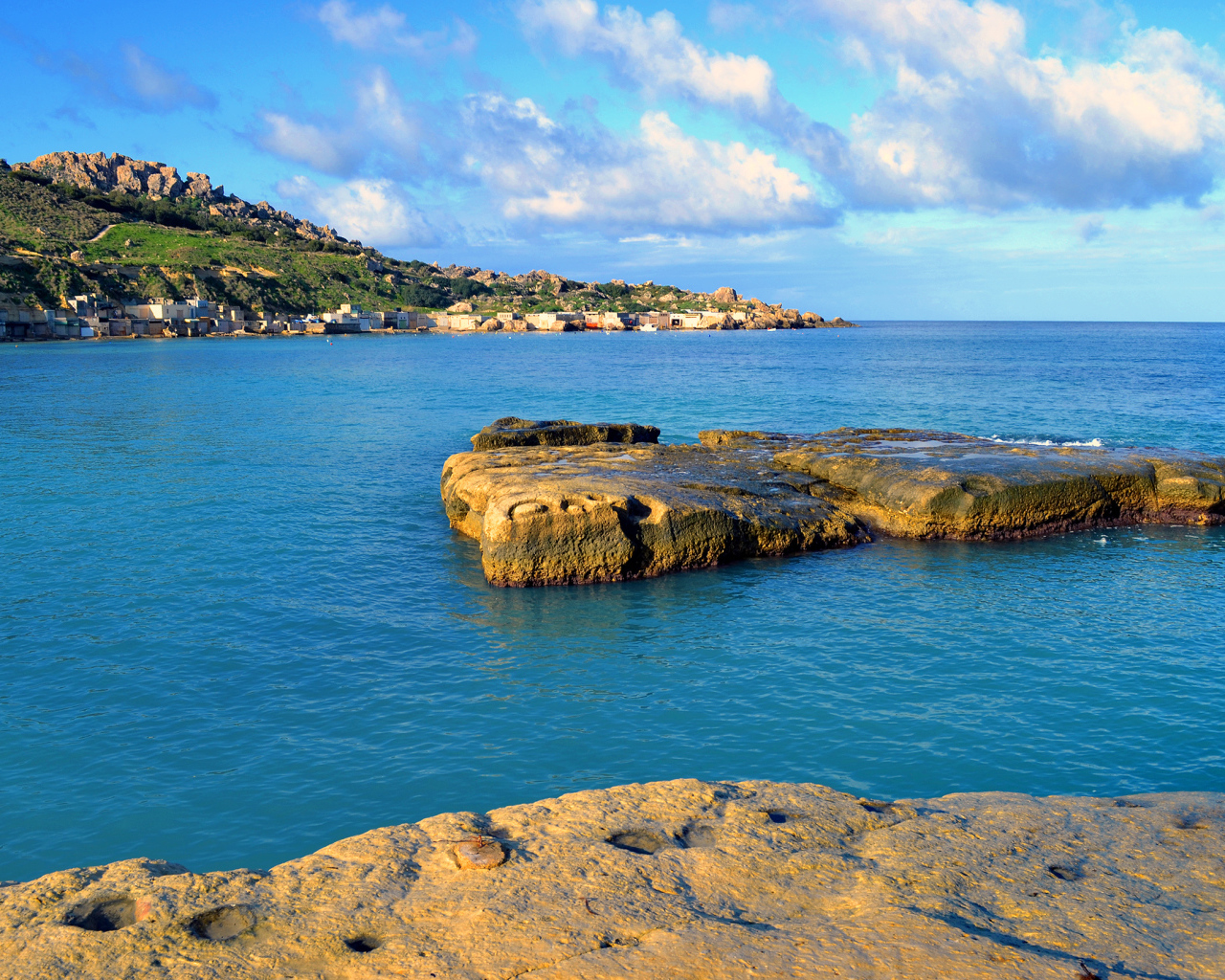Маленький остров скала