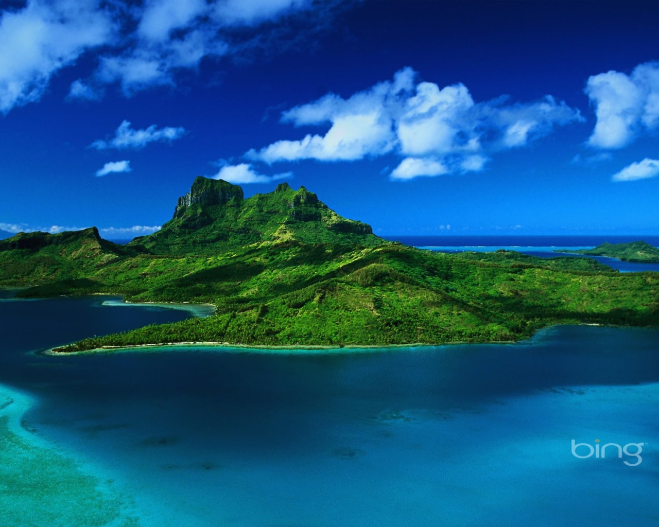 Зеленый остров в синем море