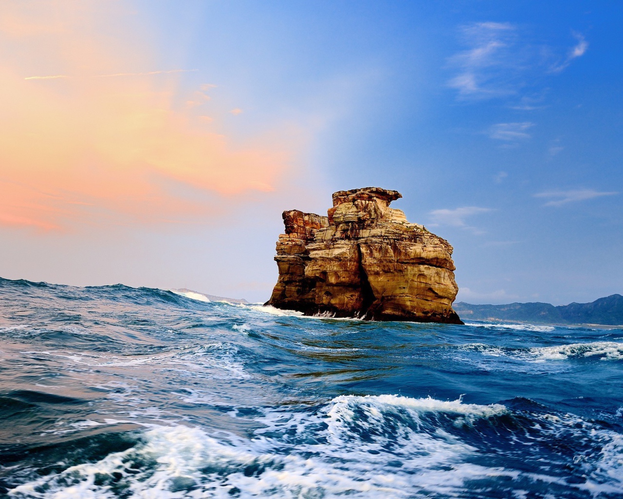 Каменная скала в море