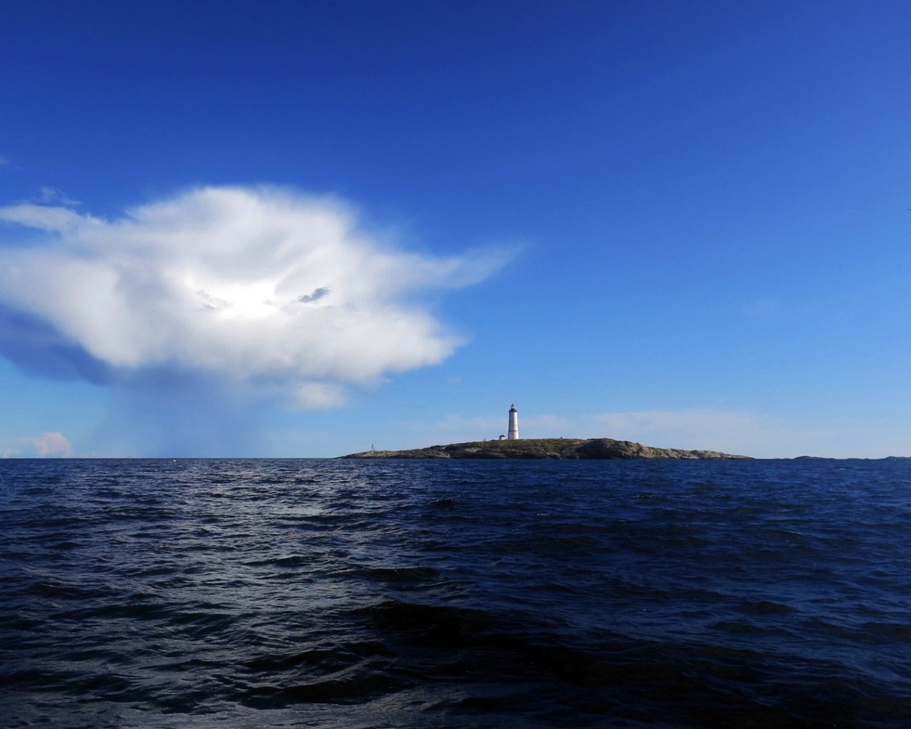 Остров с маяком