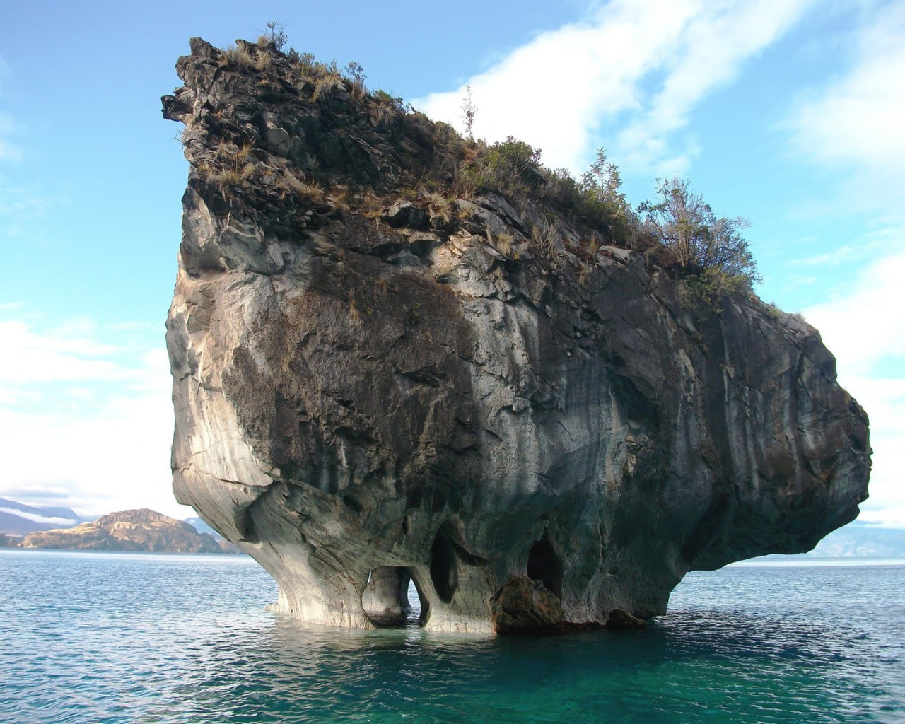 Подмытый остров в Чили