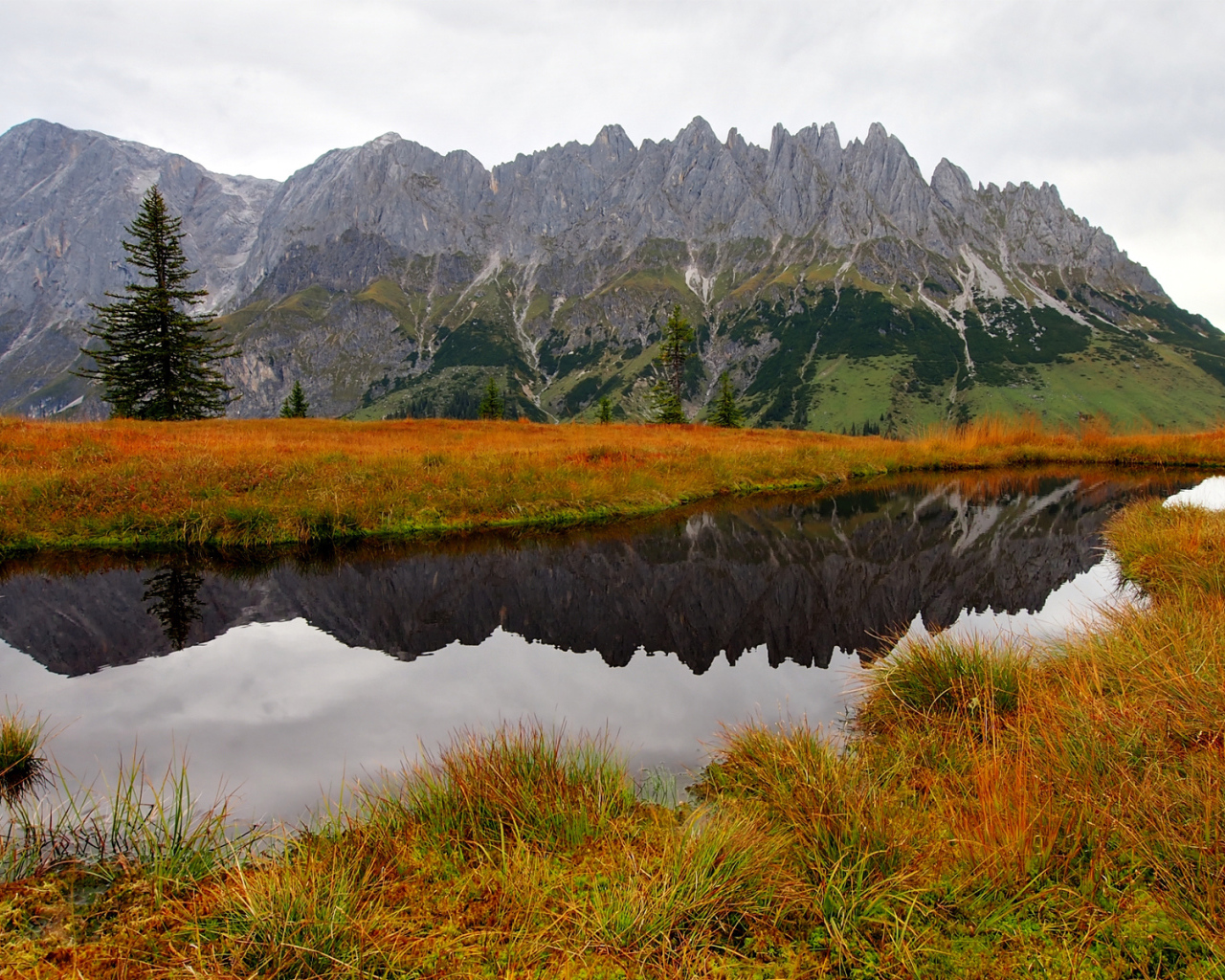 Маленькое озеро у подножия гор