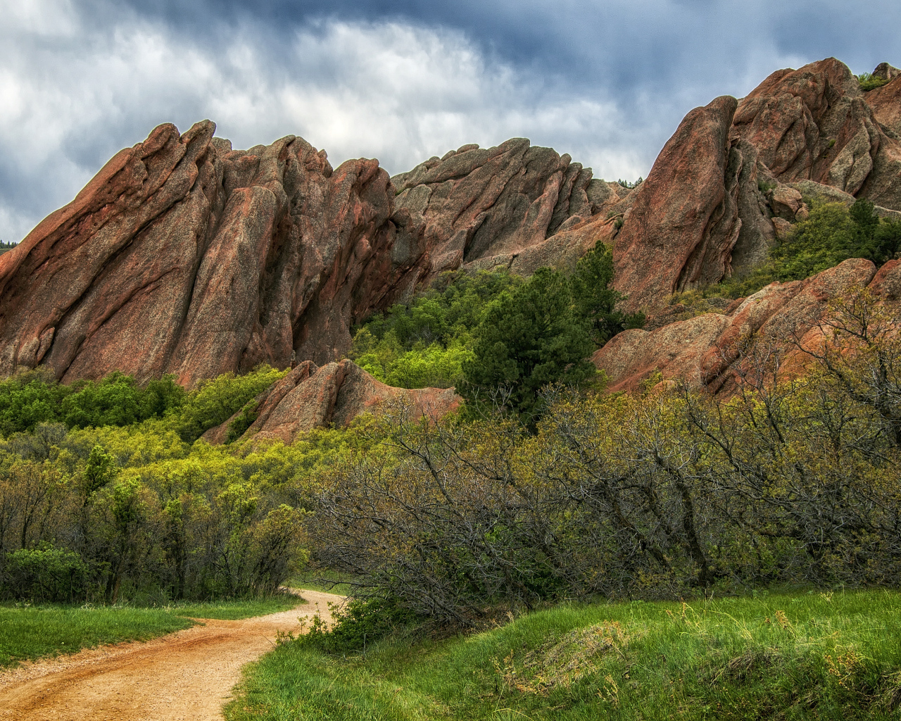 Древние горные скалы
