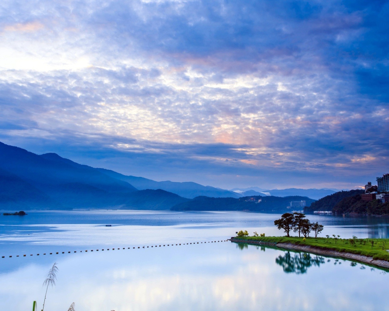 Голубые горы вдали