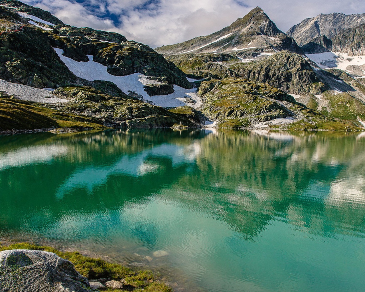 Зеленая вода горного озера