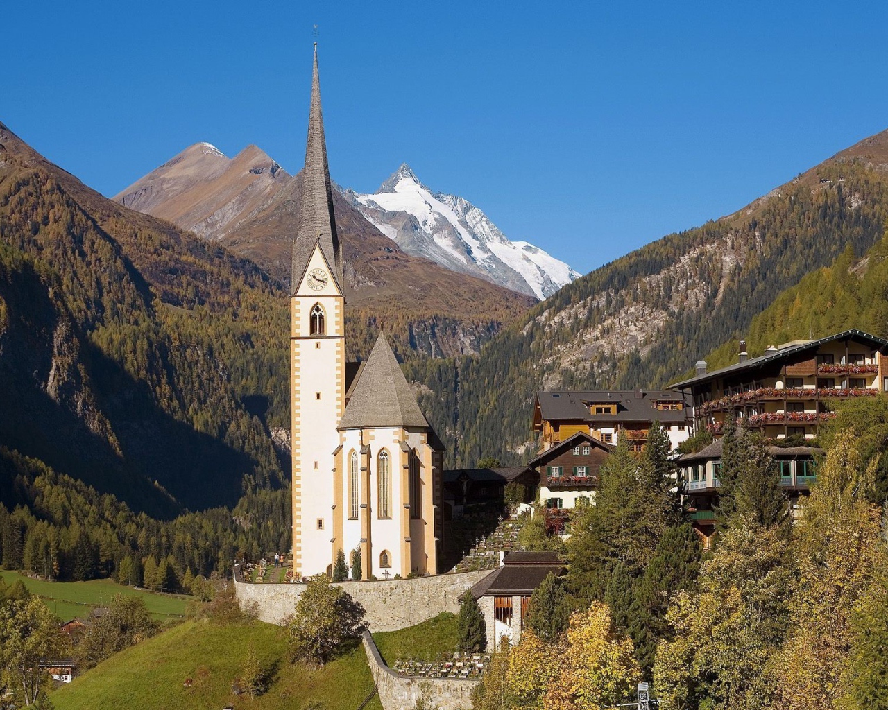 Высокая часовня в горах