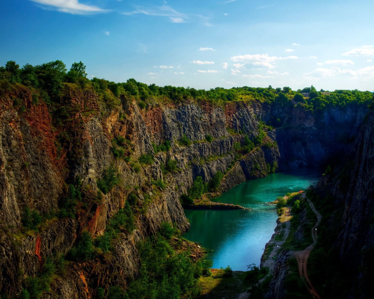 Озеро в каньоне