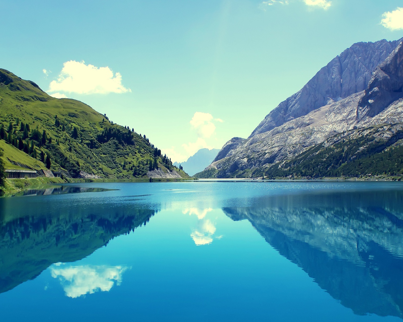 Отражение в горном озере