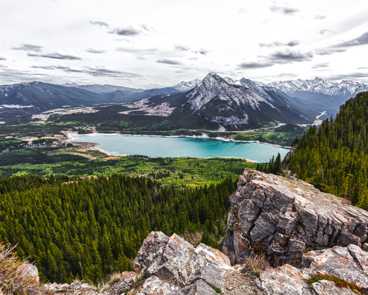 Горное озеро с высоты
