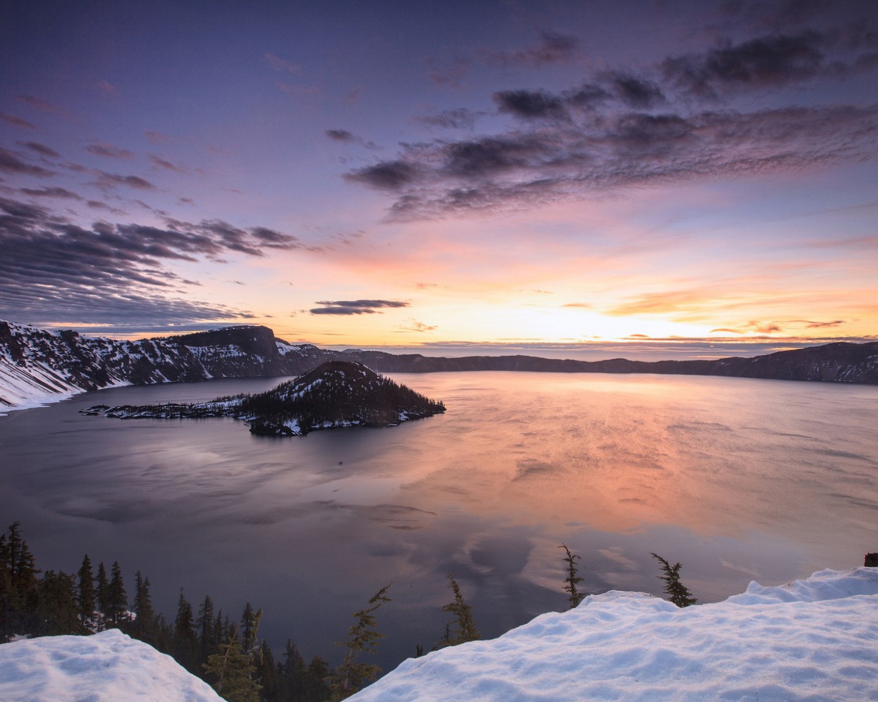 Горное озеро с островом