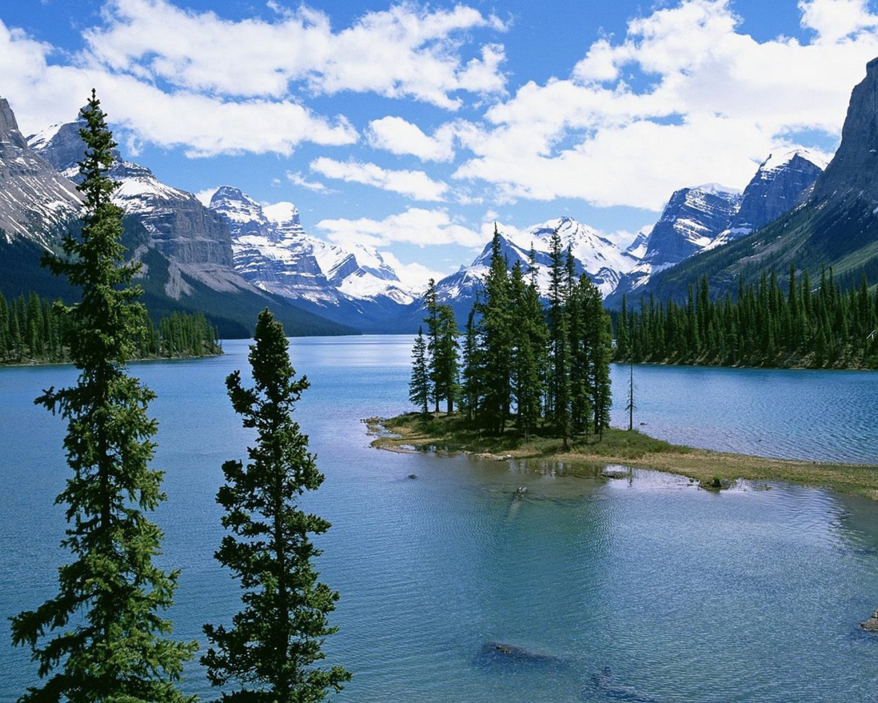 Горное озеро с островом и деревьями