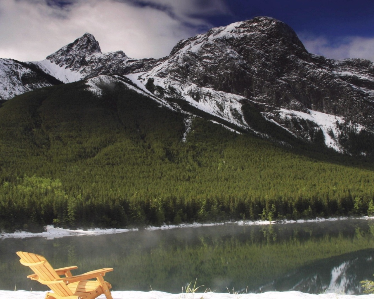 Горный пейзаж со стулом