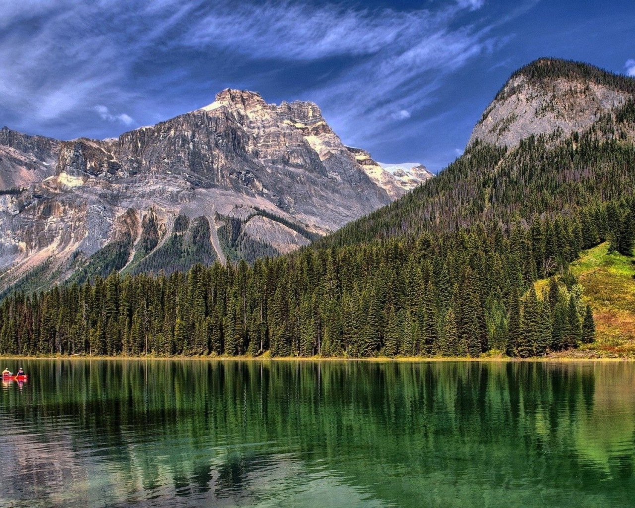 Горный пейзаж с озером