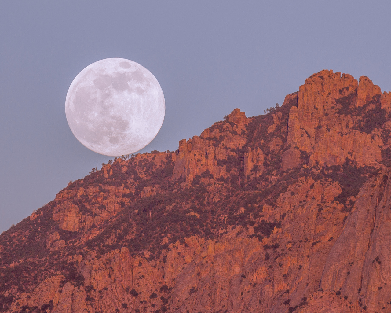 Горы и луна