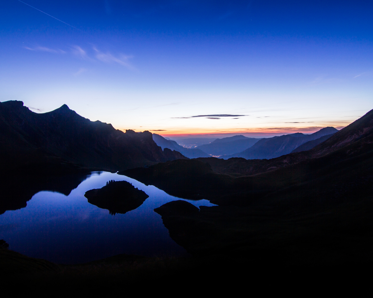 Горы и ночная тишина