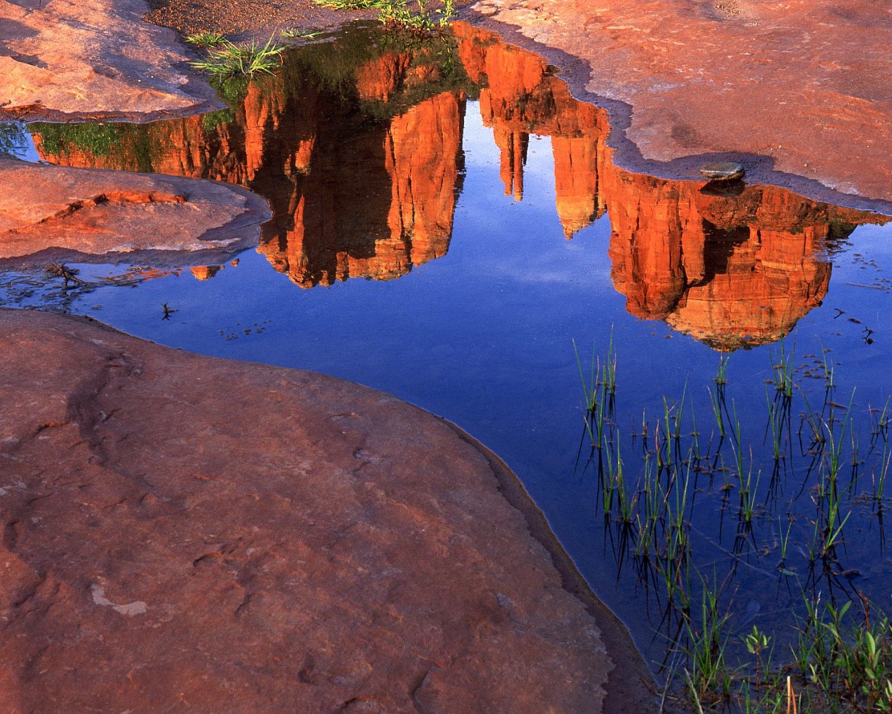 Горы отражаются в воде