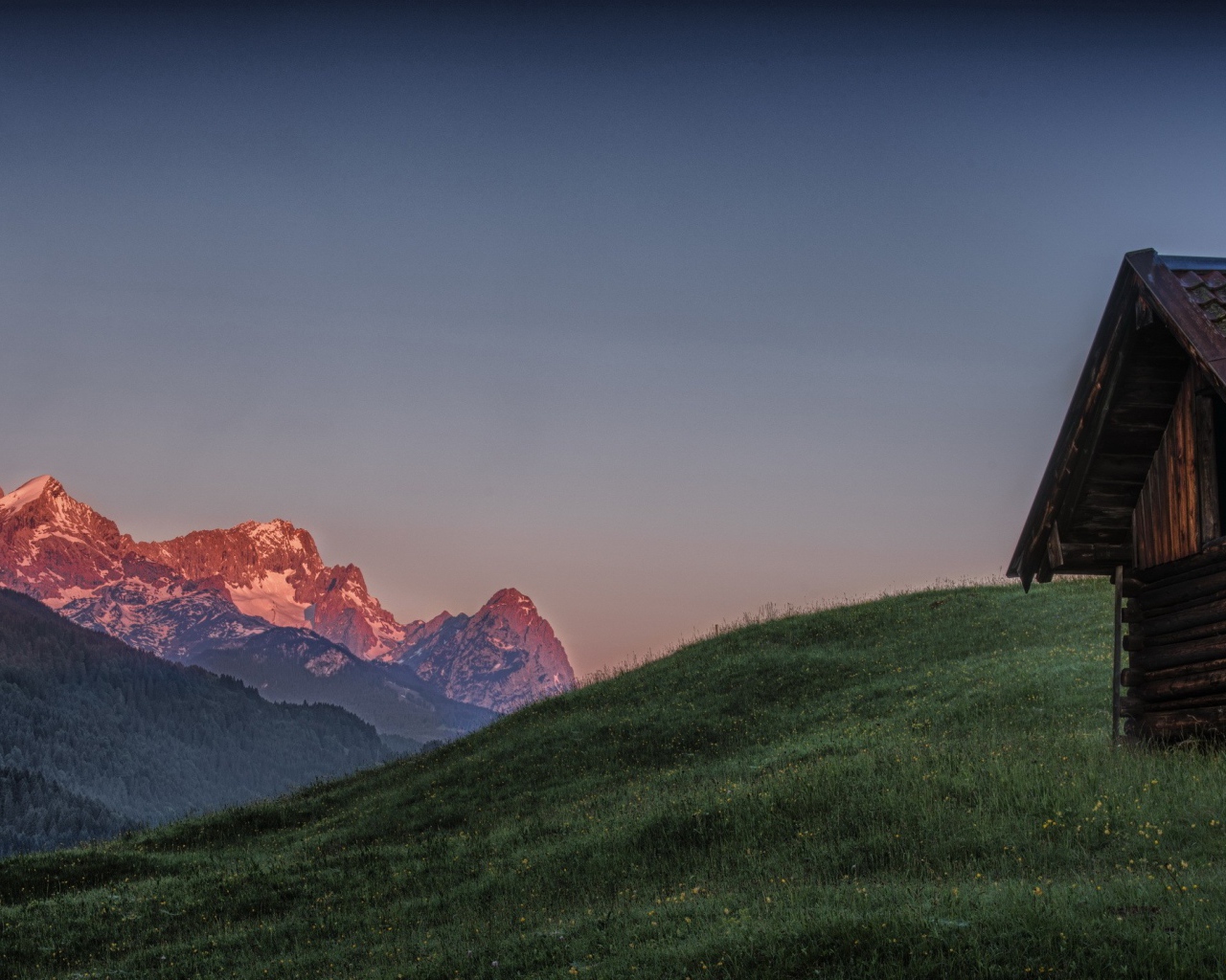 Старый деревянный дом в горах