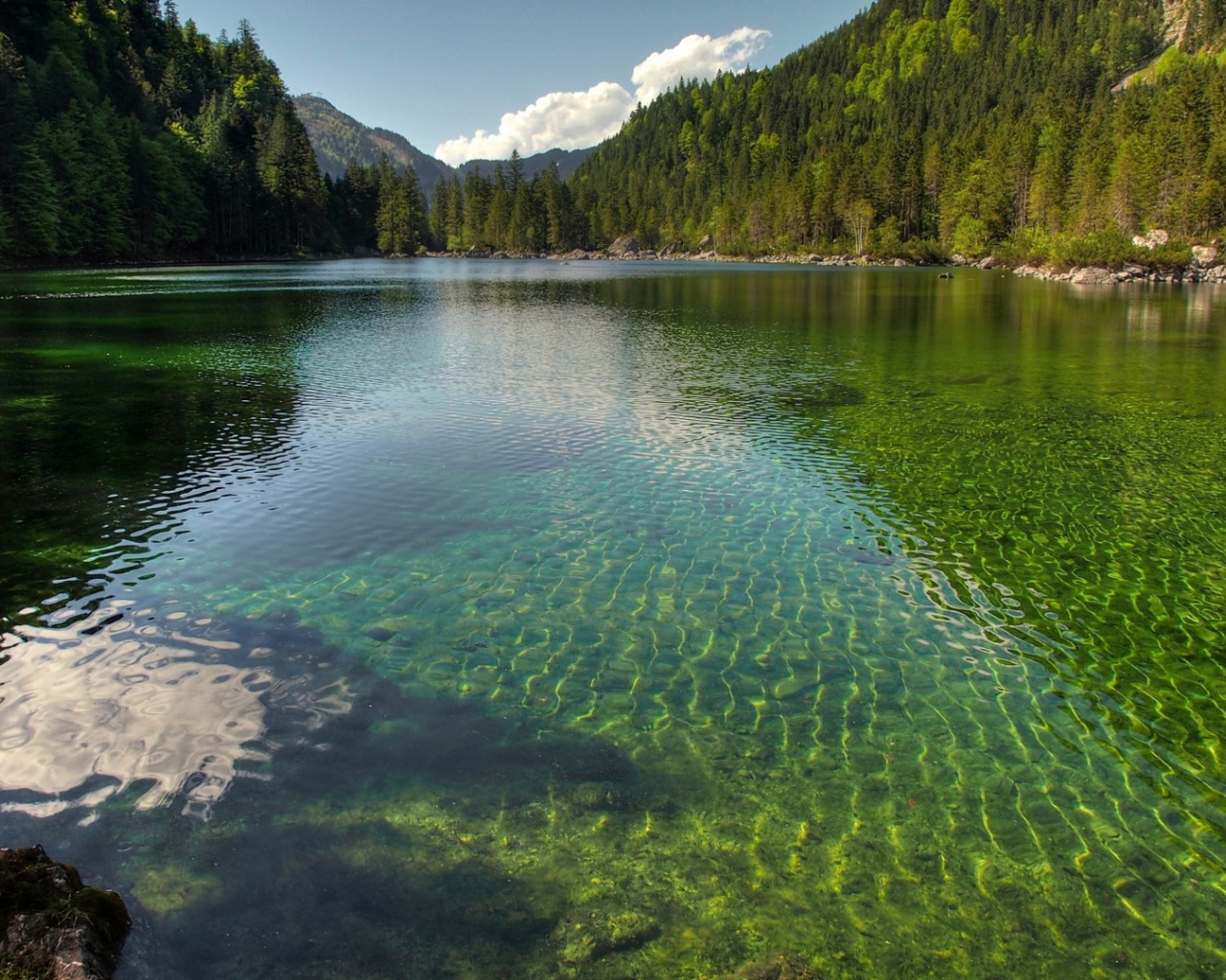 Тихое озеро среди гор