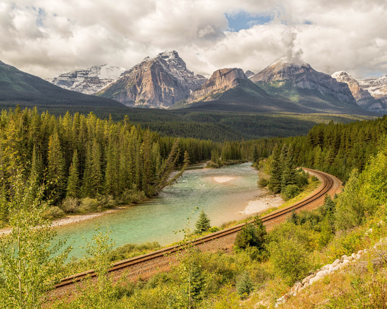 Железная дорога у гор
