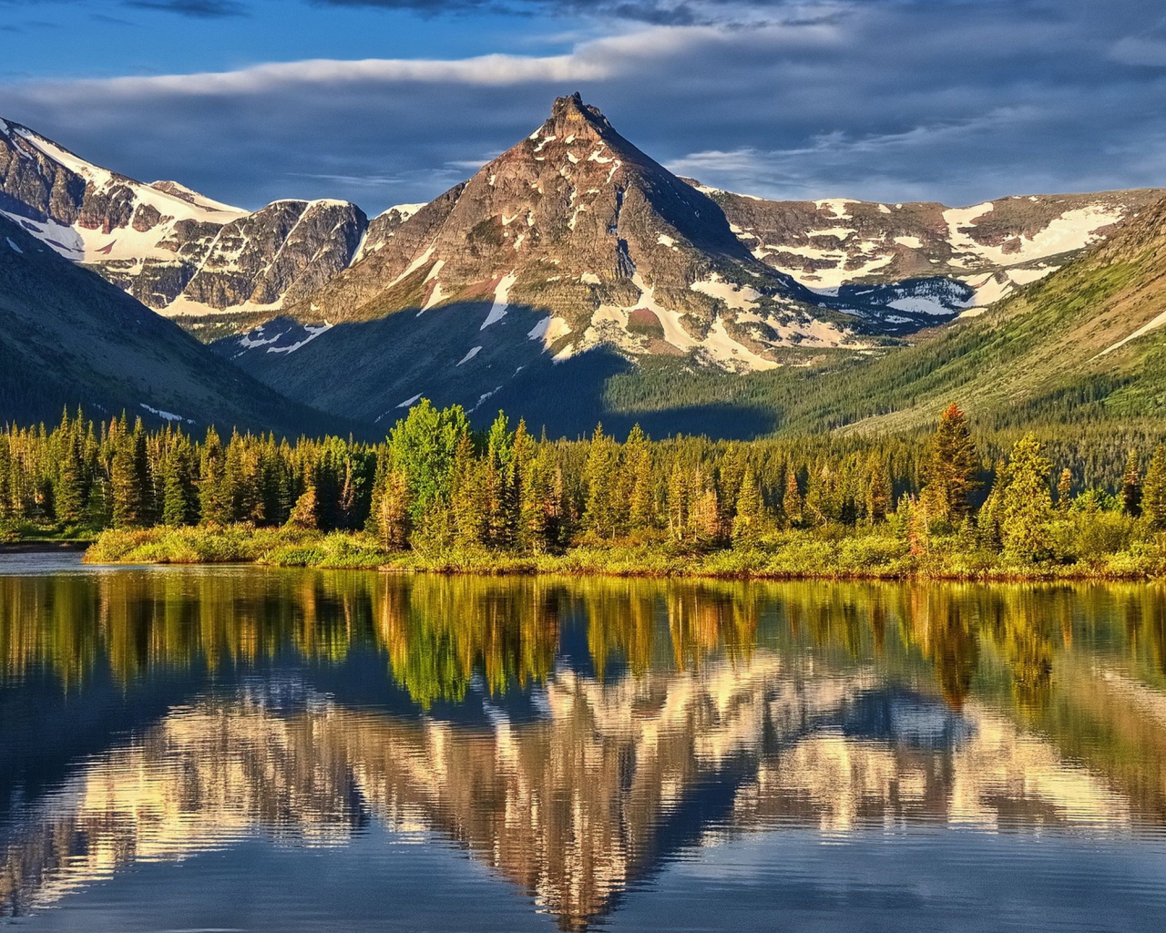 Отражение в горном озере