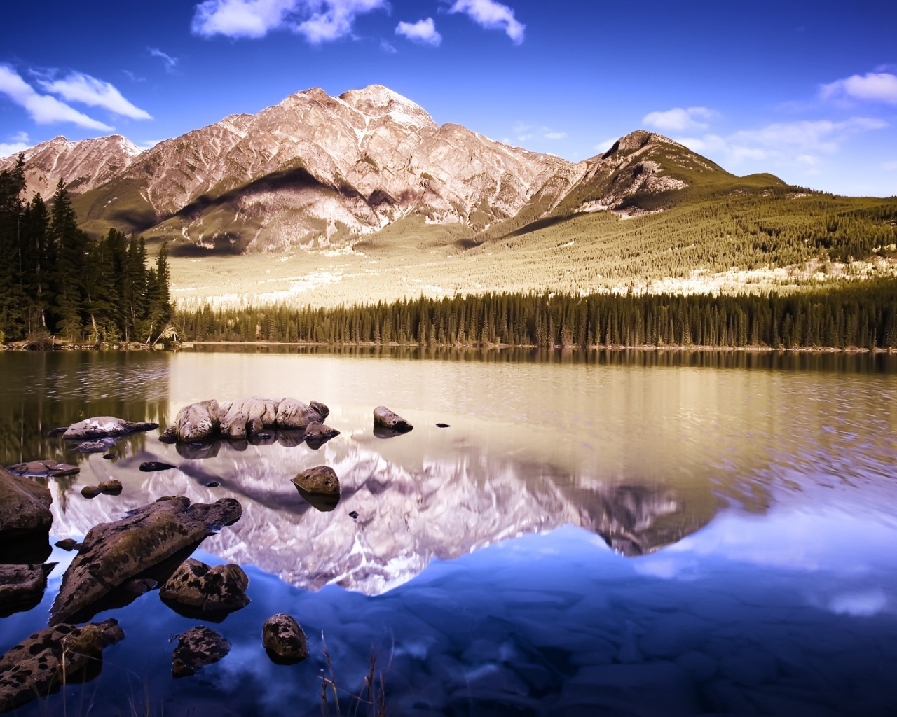 Отражение гор