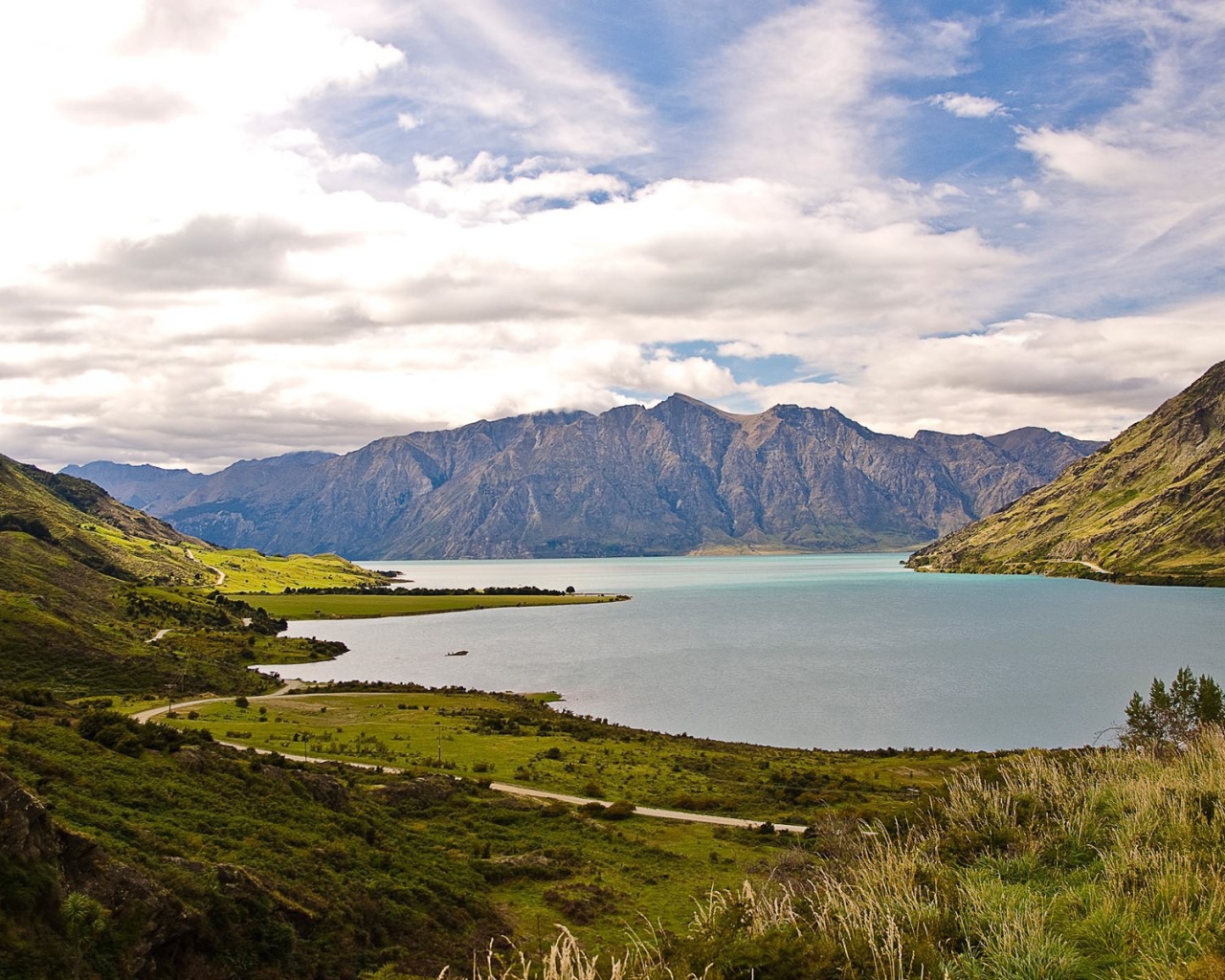 Дорога по берегу залива