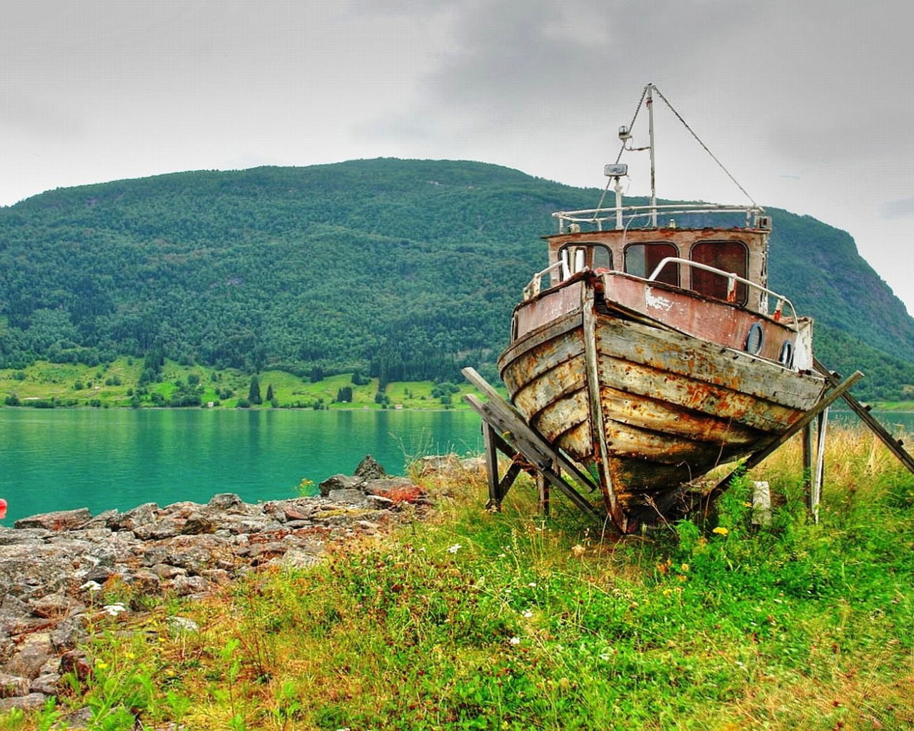 Сарая лодка на берегу