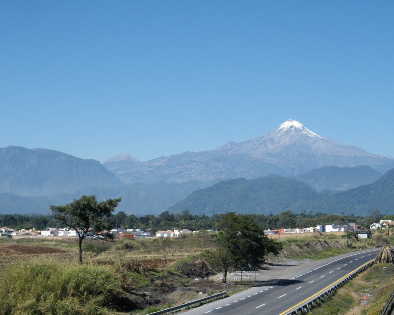 Белоснежная вершина горы