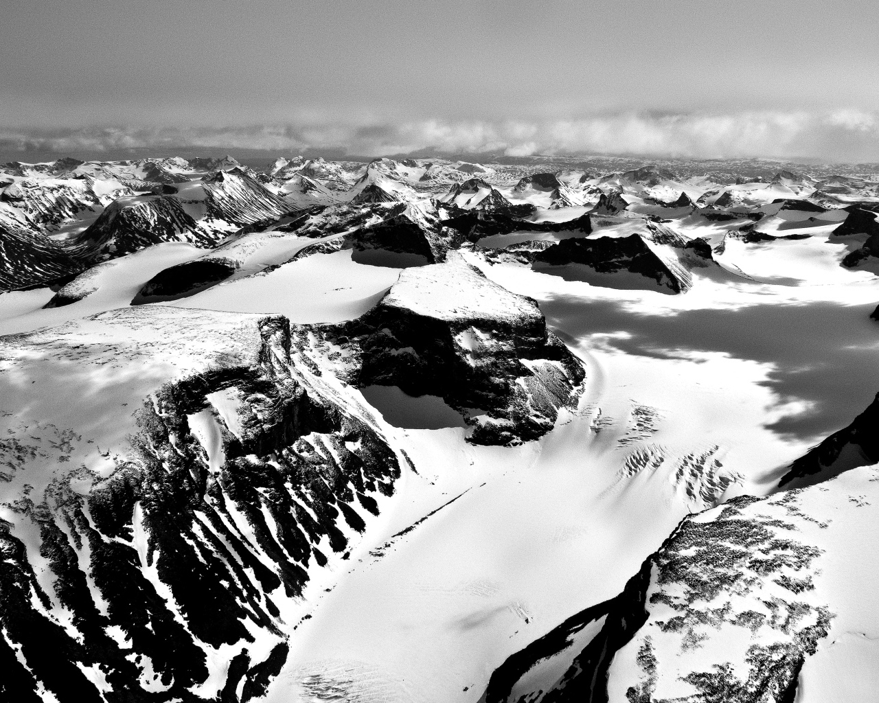 Снежные горы, чёрно-белое фото