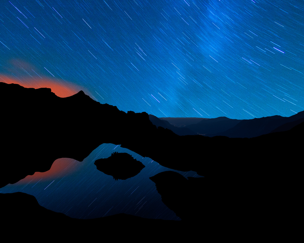 Ночное звёздное небо и горы