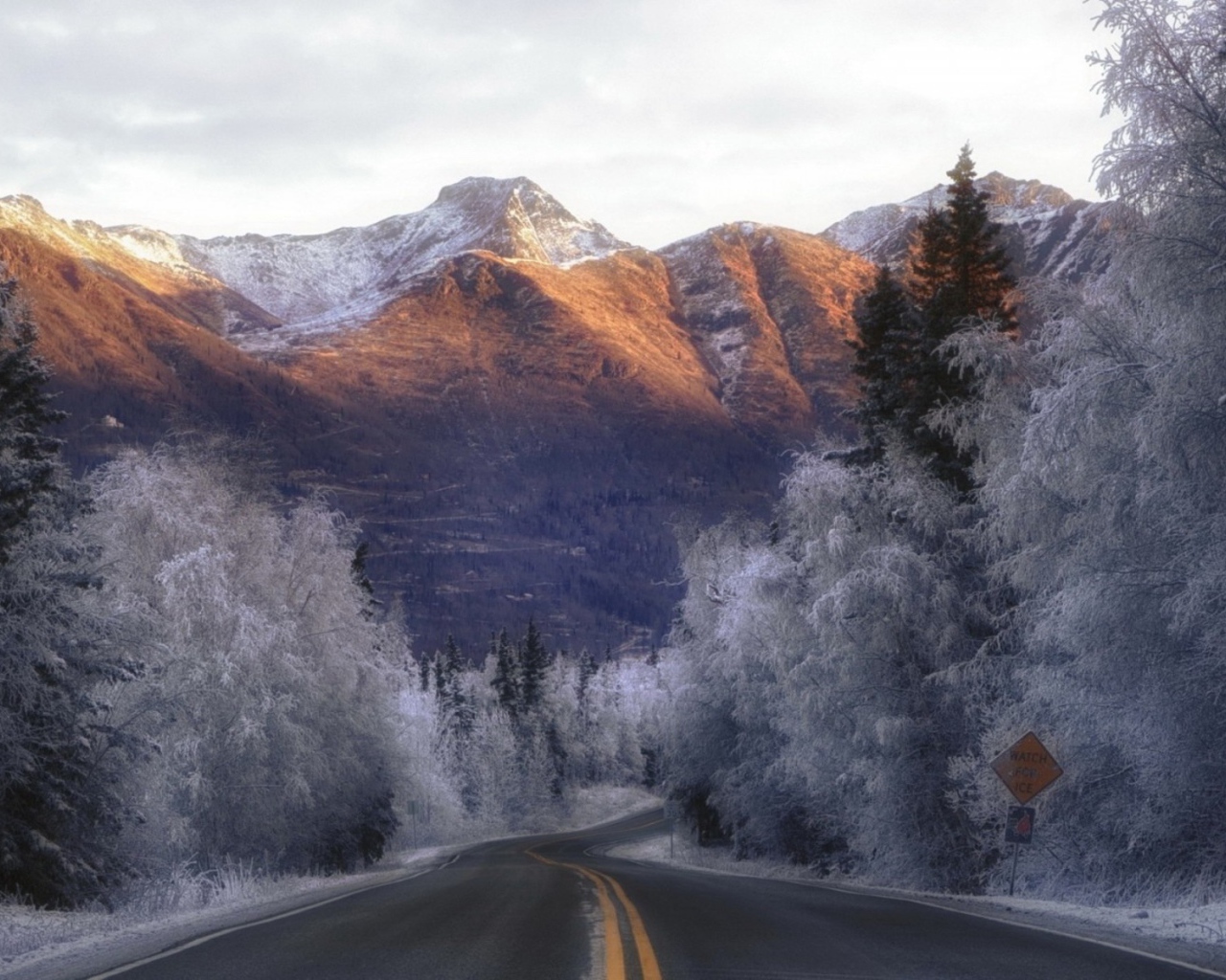 Солнце освещает горы