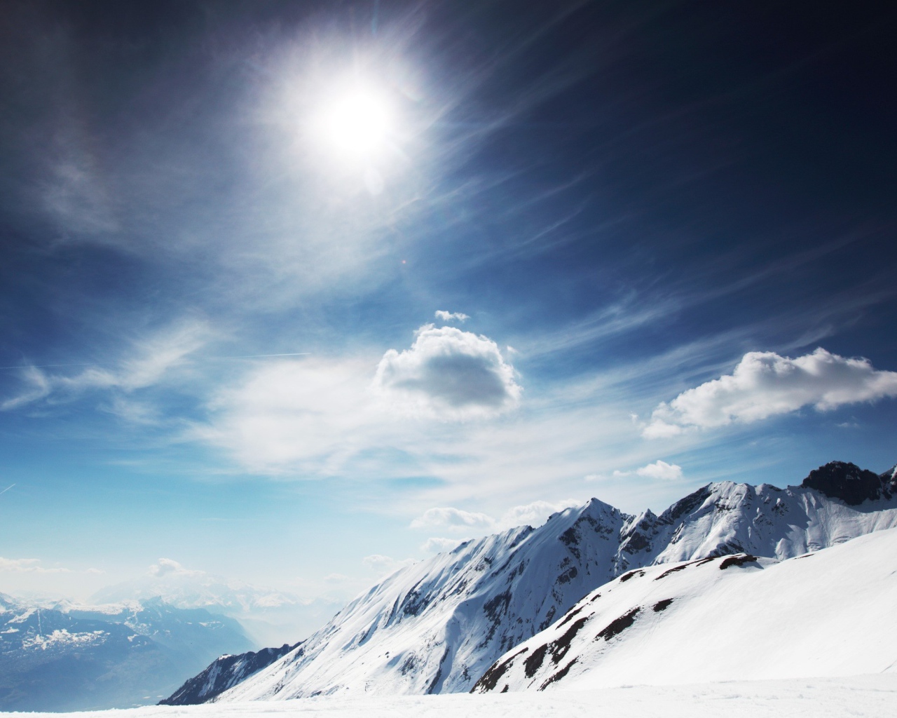 Солнечные заснеженные горы