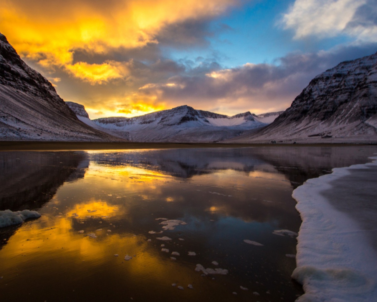 Закат над горным озером